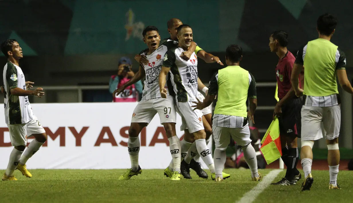 Para pemain PS Tira merayakan gol yang dicetak Aleksandar Rakic ke gawang PSMS Medan pada laga Liga 1 di Stadion Pakansari, Jawa Barat, Rabu (5/12). PSMS kalah 2-4 dari PS Tira. (Bola.com/Yoppy Renato)