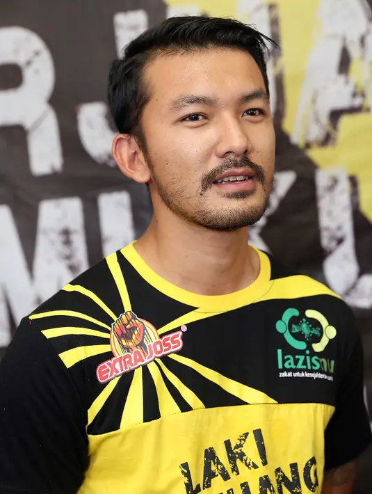 Untungnya kejadian menunggangi sapi yang mengamuk itu tidak memberikan luka pada Rio Dewanto. (Wimbarsana Kewas/Bintang.com)