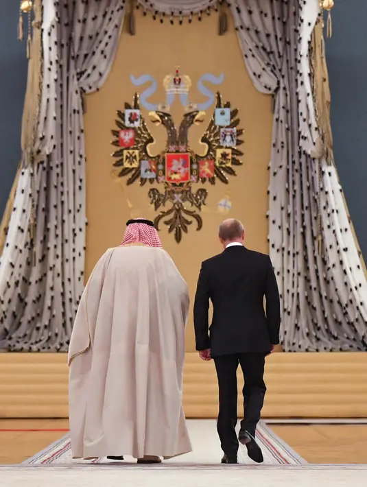 Presiden Rusia, Vladimir Putin saat menerima kunjungan  dan Raja Arab Saudi Salman bin Abdulaziz Al Saud di Kremlin, Moskow, Rusia (5/10). Putin dan Salman diperkirakan membincangkan pasar minyak global dan konflik Suriah. (AFP Photo/Pool/Yuri Kadobnov) 