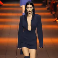 Tampilan Bella Hadid yang keren pakai sneakers. (Sumber foto: dailymail.co.uk)