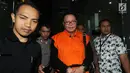 Anggota DPR F-PDIP, I Nyoman Dhamantra memakai rompi tahanan usai menjalani pemeriksaan di Gedung KPK, Jakarta, Jumat (9/8/2019). I Nyoman Dhamantra resmi ditahan bersama 5 tersangka terkait suap izin impor bawang putih dari Kementerian Pertanian dan SPI dari Kemendag. (merdeka.com/Dwi Narwoko)