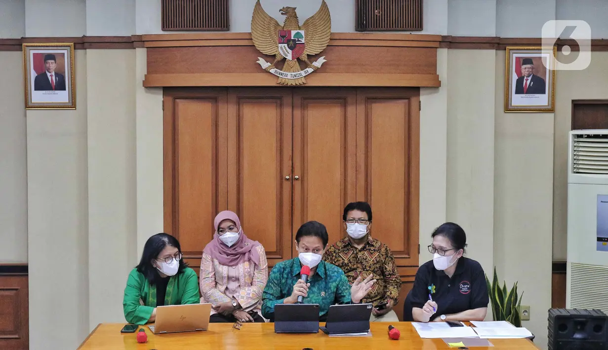 Menteri Kesehatan Budi Gunadi Sadikin didampingi Dirjen Kefarmasian dan Alat Kesehatan Kemenkes Lucia Rizka Andalusia, dan Plt. Dirjen Pelayanan Kesehatan Murti Utami menggelar konferensi pers “Perkembangan Gangguan Ginjal Akut di Indonesia”, di kantor Kemenkes, Jakarta, Jumat (21/10/2022). (Liputan6.com/Angga Yuniar)