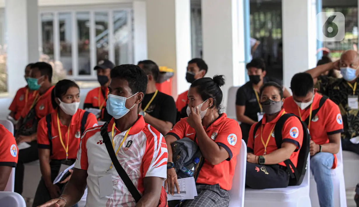 Para atlet menunggu untuk menjalani vaksinasi COVID-19 di Istora Senayan, Jakarta, Jumat (26/2/2021). Pemerintah memulai vaksinasi COVID-19 tahap pertama untuk para atlet. (Liputan6.com/Faizal Fanani)