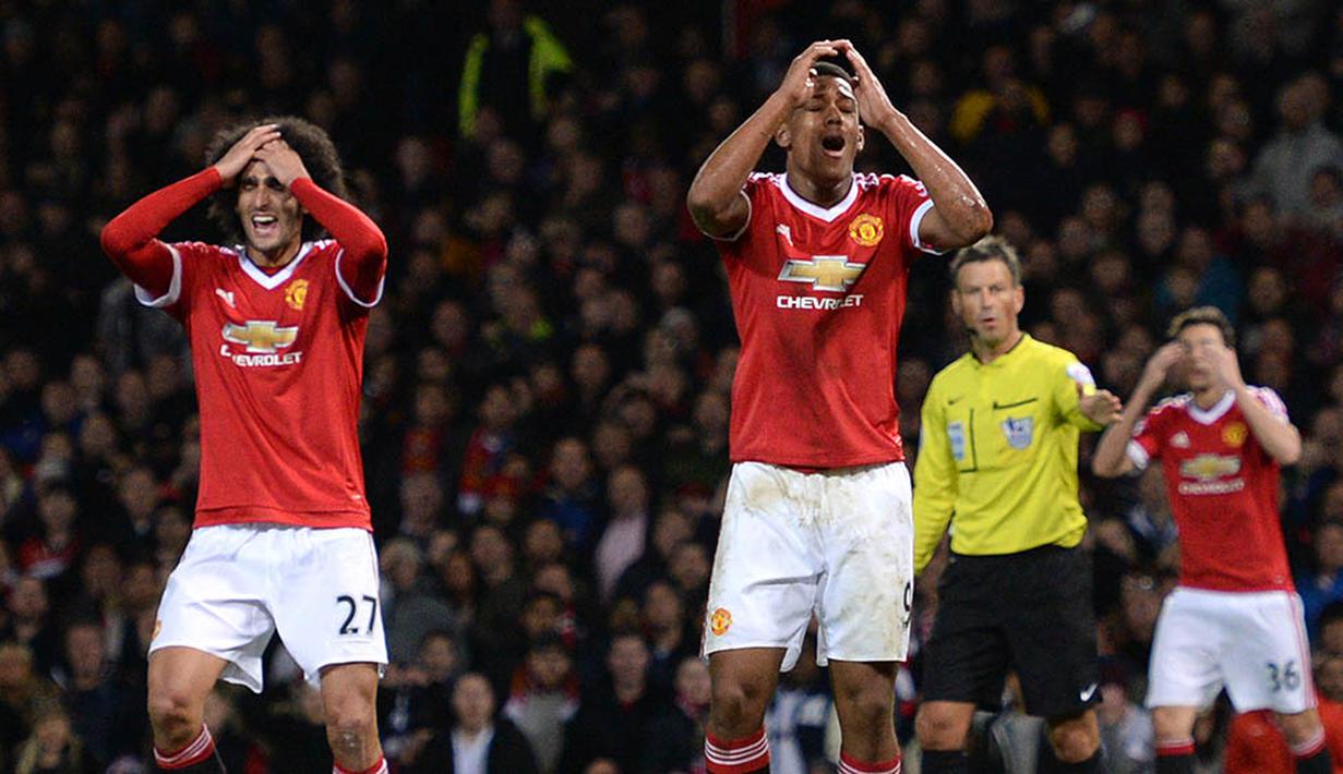 Penyerang MU, Anthony Martial tampak kecewa gagal memnafaatkan peluang saat melawan West Ham pada laga Liga Premier Inggris di Stadion Old Trafford, Inggris, Sabtu (5/12/2015). (AFP Photo/Oli Scarff)