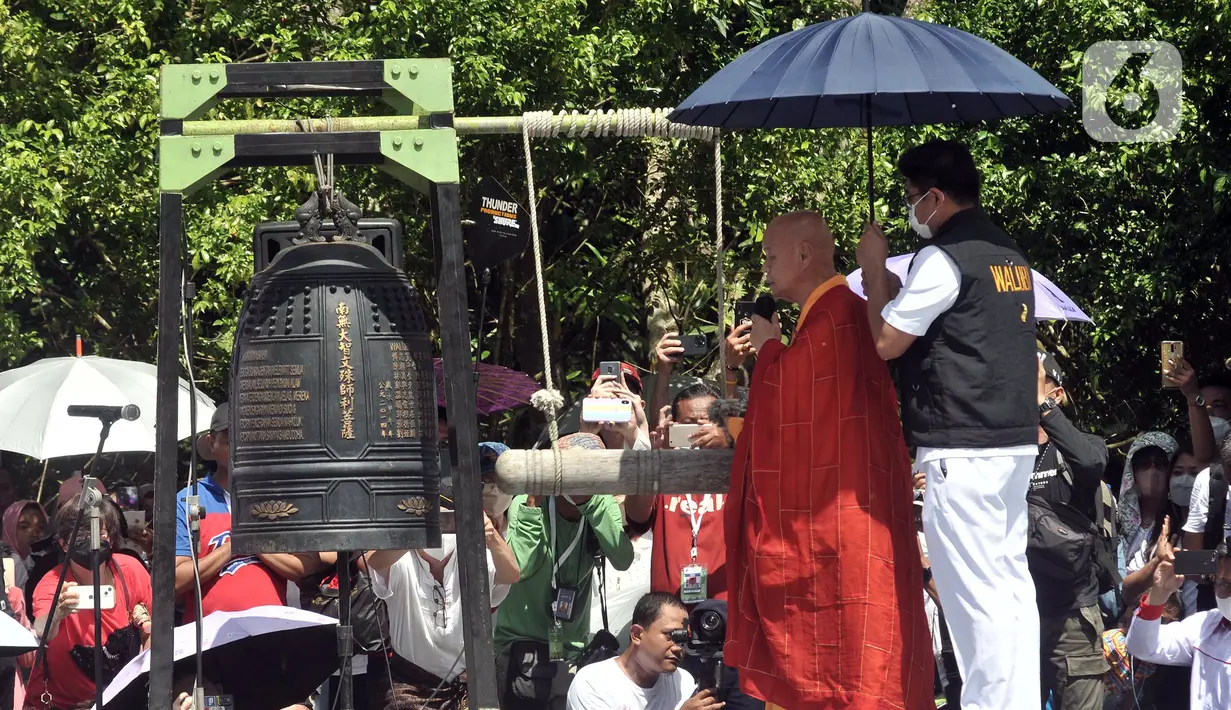 Seorang biksu melaksanakan rangkaian perayaan Tri Suci Waisak 2566 BE/2022 di Candi Borobudur, Magelang, Jawa Tengah, Senin (16/5/2022). Setelah sempat ditiadakan selama dua tahun akibat pandemi COVID-19, perayaan Tri Suci Waisak kembali digelar dan diikuti ribuan umat Buddha dari berbagai daerah secara khidmat. (merdeka.com/Iqbal S. Nugroho)