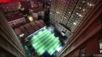 Kreatif, Fans Sepak Bola Nekat Bangun Lapangan di Atas Parkiran
