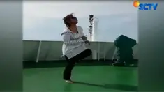 Menteri Susi tanpa malu-malu berjoget di atas kapal laut sambil menggunakan kacamata hitamnya. Bahkan dia tak menggunakan alas kaki.