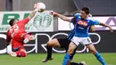 Kiper Napoli, Davide Ospina berusaha menghalau bola saat bertanding melawan Napoli pada pertandingan lanjutan Liga Serie A Italia di Stadion Bergamo, Italia (2/7/2020). Atalanta menang 2-0 atas Napoli. (Giuseppe Zanardelli/LaPresse via AP)