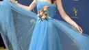 Michelle Dockery terlihat cerah dengan gaun biru langit. Dilansir dari E! News, gaun ini karya Carolina Herrera. (MATT WINKELMEYER / GETTY IMAGES NORTH AMERICA / AFP)