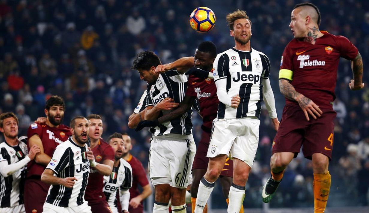 Duel udara antara pemain Juventus dan AS Roma dalam laga pekan ke-17 Serie A 2016-2017 di Juventus Stadium, Sabtu (17/12/2016) waktu setempat. (AFP/Marco Bertorello)