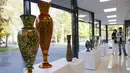 Orang-orang yang memakai masker mengunjungi pameran kesenian rakyat tradisional Rusia di Moskow, Rusia, 4 Oktober 2020. Lebih dari 1.000 karya seni tradisional Rusia buatan produsen kerajinan terkemuka dipamerkan di acara tersebut. (Xinhua/Alexander Zemlianichenko Jr)