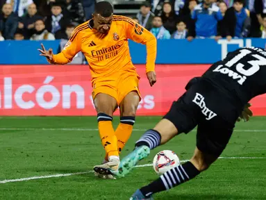 Nama Kylian Mbappe akhirnya kembali ke papan skor saat membawa Real Madrid meraih kemenangan 3-0 atas Leganes pada laga pekan ke-14 Liga Spanyol di Estadio Municipal de Butarque, Minggu (24/11/2024). (AFP/Oscar Del Pozo)