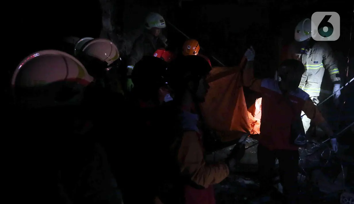 Petugas pemadam terus berupaya mengevakuasi korban kebakaran yang terjadi di kawasan sekitar Depo Pertamina Plumpang, Jakarta Utara, Jumat (3/3/2023) malam. Petugas masih terus fokus padamkan api dan mencari korban kebakaran Plumpang. (Liputan6.com/Herman Zakharia)