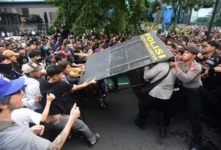 Pengunjuk rasa terlibat aksi saling dorong ketika mencoba membuka blokade aparat keamanan saat berunjuk rasa di kawasan jalan Jenderal Sudirman, Jakarta, Jumat (12/6/2026). (merdeka.com/Arie Basuki)
