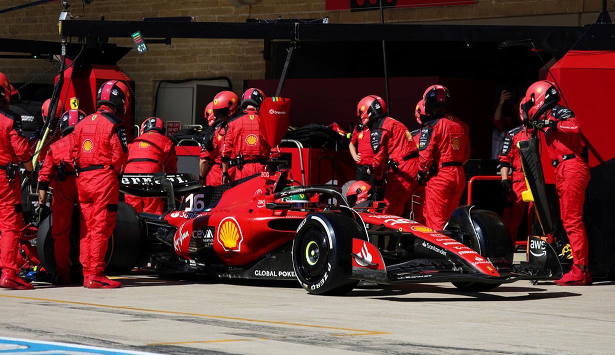 Tak sendirian, Lewis Hamilton didiskualifikasi dari F1 GP AS 2023 bersama Charles Leclerc, dengan kesalahan yang sama. Mobil Lewis Hamilton dan Charles Leclerc dinyatakan gagal dalam pemeriksaan plank wear oleh FIA, usai balapan berakhir. (Shawn Thew/Pool Photo via AP)