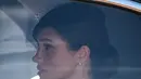 Meghan Markle berada di dalam mobil saat menghadiri prosesi persemayaman Ratu Elizabeth II di Westminster Hall di London (14/9/2022). Anting-anting ini dikenakan wanita 41 tahun tersebut saat ia melakukan tugas kerajaan pertama bersama Ratu Elizabeth II, tanpa Pangeran Harry. (Photo by Daniel LEAL/various sources/AFP)