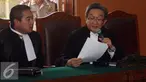 Kuasa hukum RJ Lino, Maqdir Ismail (kanan) membacakan surat gugatan praperadilan kepada hakim tunggal Udjiati (kanan) saat sidang praperadilan mantan Direktur Utama Pelindo II RJ Lino di PN Jakarta Selatan, Senin (11/1/2016). (Liputan6.com/Yoppy Renato)
