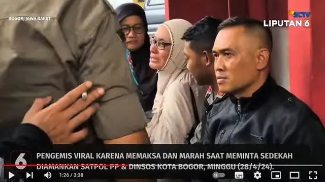 Seorang emak-emak yang kerap memaksa meminta sumbangan ke warga akhirnya diamankan petugas Satpol PP di Kota Bogor, Jawa Barat&nbsp;pada Minggu 28 April 2024. (YouTube Liputan6)