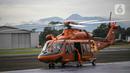 Helikopter Basarnas siap untuk diberangkatkan mencari Sriwijaya Air SJ 182 di Lanud Halim Perdanakusuma, Jakarta, Minggu (10/1/2021). TNI AU memberangkatkan pesawat CN-295, helikopter jenis Caracal, dan helikopter Super Puma NAS-332 untuk mencari Sriwijaya Air SJ 182. (Liputan6.com/Faizal Fanani)