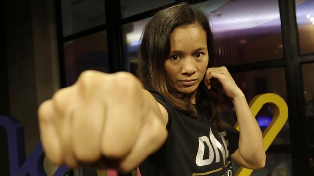 Petarung MMA, Priscilla Lumban Gaol, berpose. (Bola.com/Yoppy Renato)