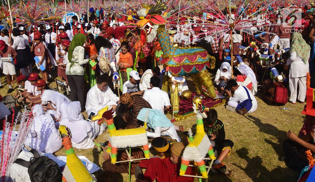 Peserta mengikuti Karnaval Dugderan di Lapangan Simpanglima Semarang, Senin (14/5). Karnaval ini diadakan untuk menandai datangnya bulan Suci Ramadan dan digelar rutin tahunan. (Liputan6.com/Gholib)