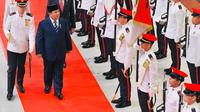 Presiden Prabowo Subianto berjalan berdampingan melewati karpet merah menuju Saluting Dais, tempat utama upacara kenegaraan berlangsung. (Foto: Laily Rachev - Biro Pers Sekretariat Presiden)