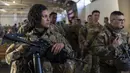 Anggota Divisi Lintas Udara ke-82 Angkatan Darat AS bersiap untuk ditempatkan ke Polandia dari Fort Bragg, North Carolina, AS, 14 Februari 2022. Mereka termasuk di antara tentara AS yang dikirim untuk NATO karena khawatir Rusia akan menyerang Ukraina. (AP Photo/Nathan Posner)