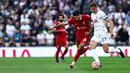 Pemain Tottenham Hotspur, Micky van de Ven (kanan), berebut bola dengan pemain Liverpool, Dominik Szoboszlai (tengah) dalam pertandingan lanjutan Liga Inggris 2023/2024 yang berlangsung di Tottenham Hotspur Stadium, London, 30 September 2023. Mengisi posisi sebagai bek, Micky van de Ven sampai saat ini selalu bermain penuh untuk semua laga yang dilakoni Spurs. (AFP/Henry Nicholls)