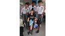 Para pemain MU, Morgan Schneiderlin, Anthony Martial dan Matteo Darmian merayakan natal bersama pasien di Rumah Sakit Royal Manchester Children. (www.manutd.com)
