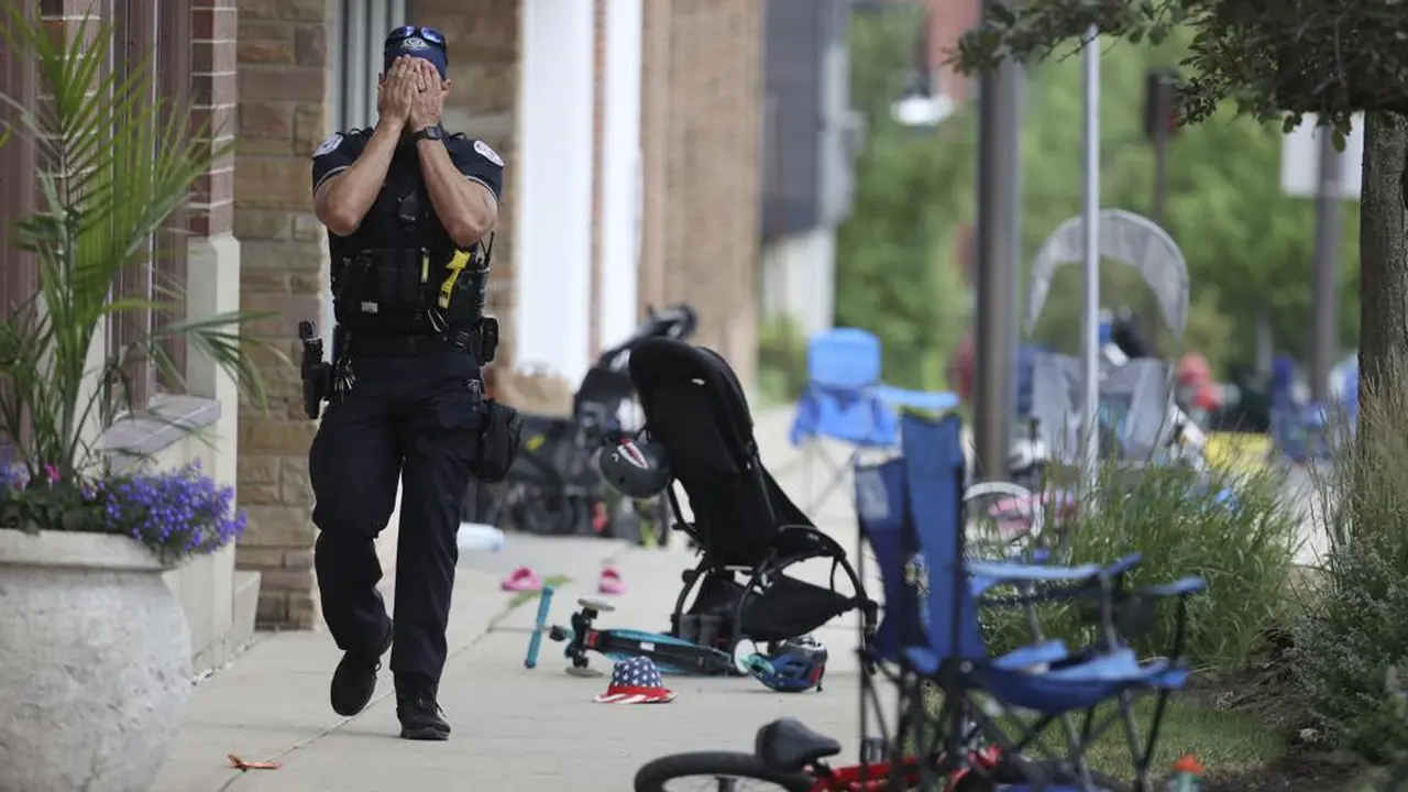 Polisi berjalan di Central Ave di Highland Park, Illinois, pada Senin, 4 Juli 2022, setelah penembakan massal di parade Hari Kemerdekaan AS. (Brian Cassella/Chicago Tribune via AP)