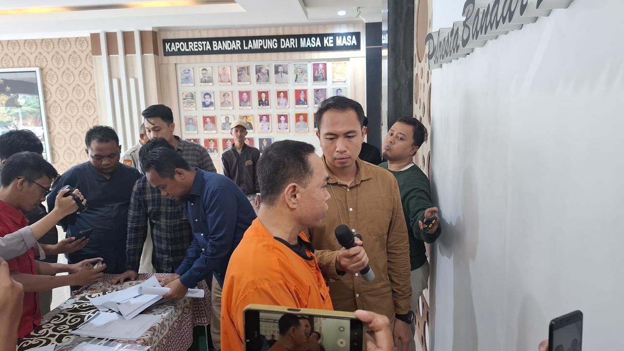 Tampang tersangka penipuan dan penggelapan modus membuat kolam renang yang bersih hingga bisa diminum di Bandar Lampung. Foto (Liputan6.com/Ardi).