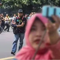 Foto 'selfie' perempuan dengan pelaku teror bom Sarinah sebagai latar belakang ternyata hoax.