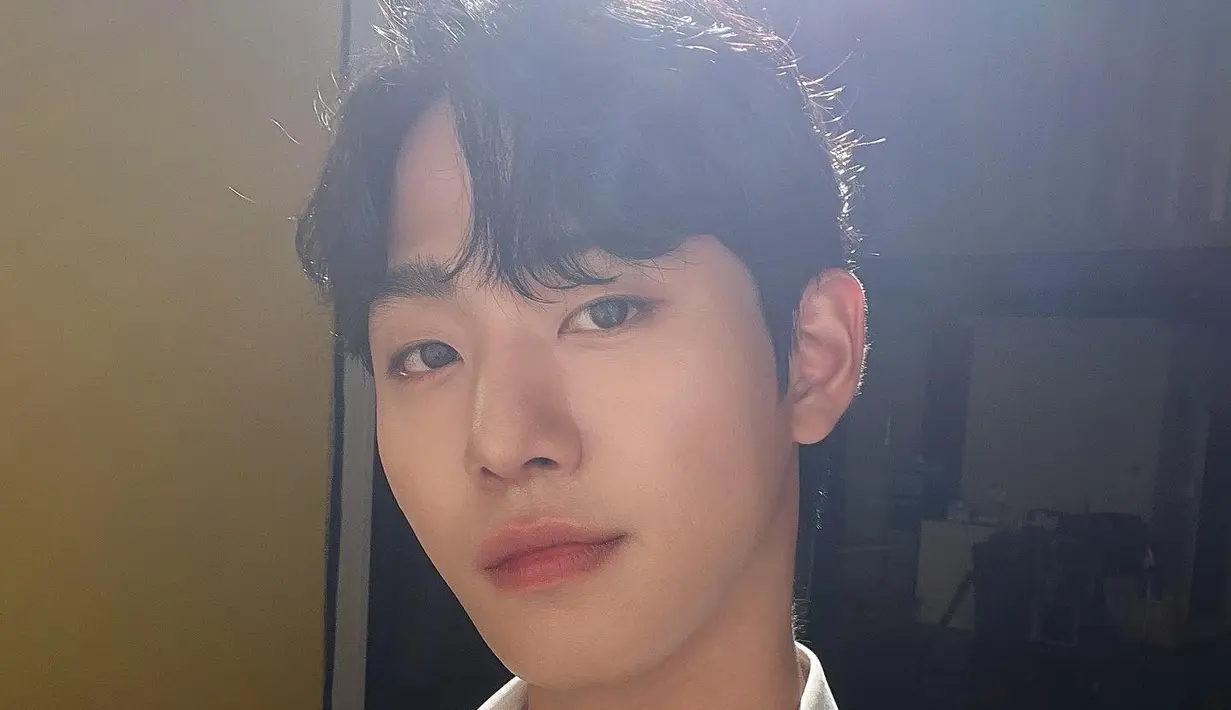 Ahn Hyo Seop sebagai Seo Woo Jin, dia memiliki keterampilan yang sangat baik di meja operasi namun kepribadiannya sinis. (Foto: Instagram/ imhyoseop)