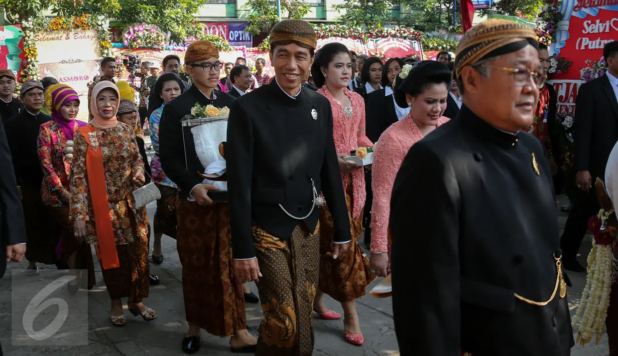 Rombongan Gibran Rakabuming Raka, termasuk sang ayah dan ibundanya, presiden Joko Widodo dan ibu negara, Iriana tampak sudah tiba di lokasi akad nikah di Gedung Graha Buana, Solo, Jawa Tengah, Kamis (11/6/2015). (Liputan6.com/Faizal Fanani) 
