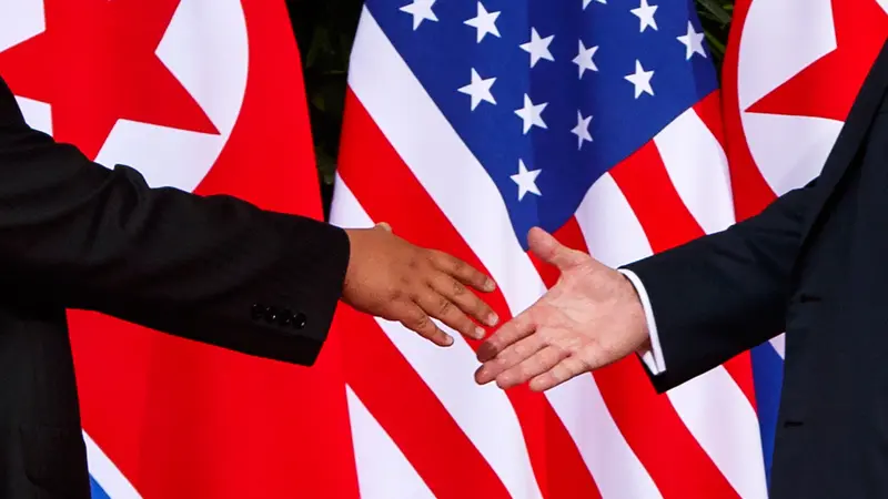 Jabat Tangan Perdana Trump dan Kim Jong-un