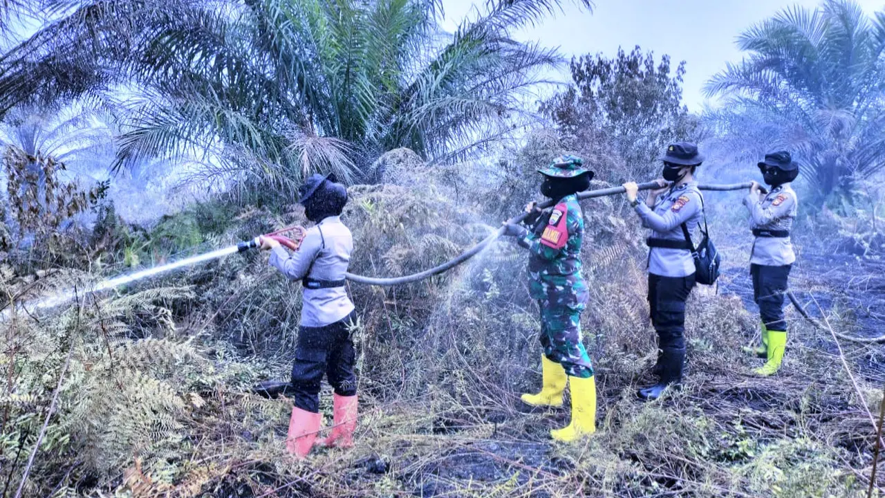 Aksi Polwan dan Kowad di Rokan Hilir memadamkan titik api mencegah bencana kabut asap.