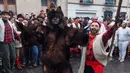 Seorang pria mengenakan kostum beruang saat mengikuti Fete de l'kita atau Festival Beruang di Saint-Laurent-de-Cerdans, Prancis (12/2). Acara ini adalah tradisi unik untuk merayakan datangnya musim semi. (AFP/Raymond Roig)