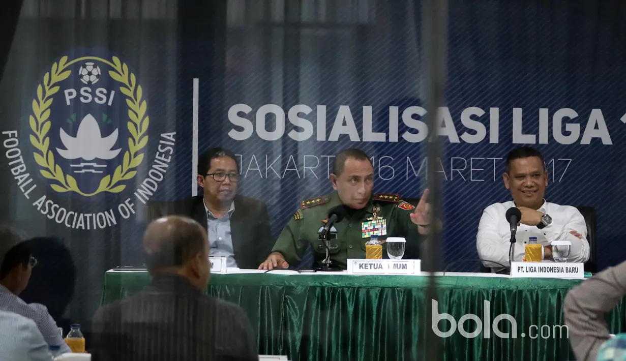 Ketum PSSI, Edy Rahmayadi memberikan arahan saat Sosialisasi Liga 1 Indonesia di Gedung Kostrad, Jakarta, Kamis (16/3/2017). Liga 1 Indonesia akan bergulir pada tanggal 15 April 2017. (Bola.com/Nicklas Hanoatubun)