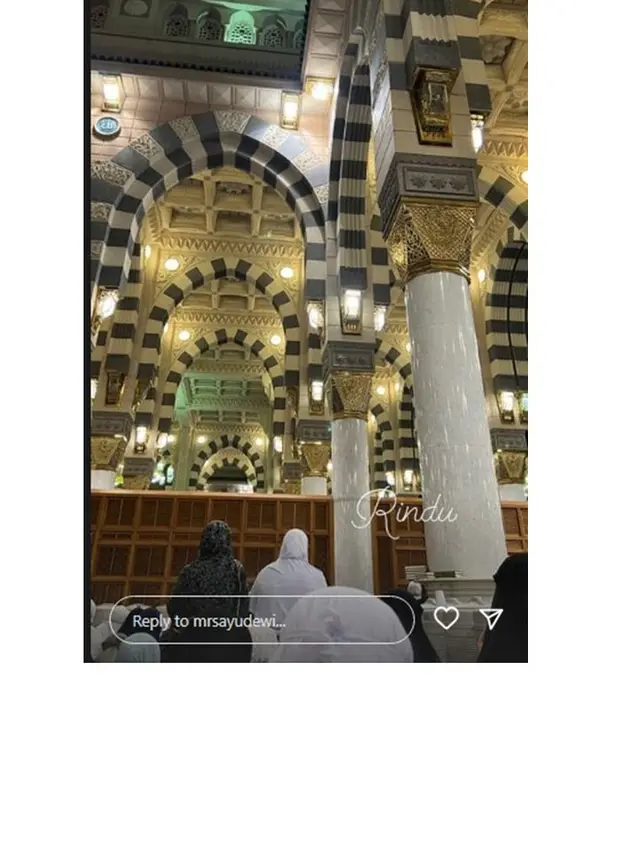8 Momen Ayu Dewi dan Regi Datau Jalani Umroh, Penampilan Bercadar Jadi Sorotan