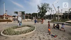 Anak-anak bermain di taman Stasiun Manggarai, Jakarta, Kamis (30/9/2021). Pemrov DKI Jakarta terus menggebut proyek revitalisasi atau penataan kawasan Stasiun Manggarai. (merdeka.com/Iqbal S. Nugroho)