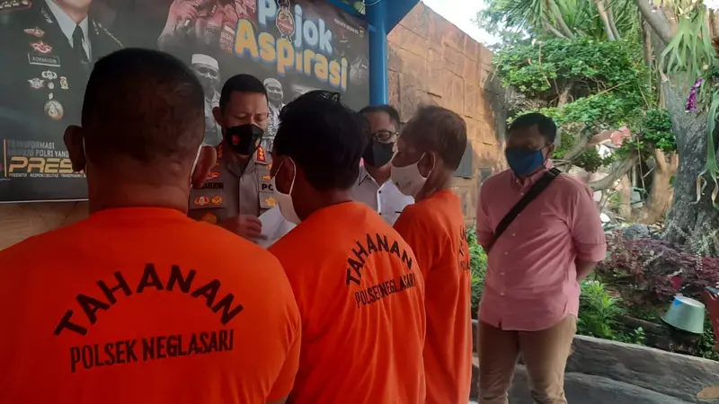 Aparat Polres Metro Tangerang Kota membongkar industri ayam formalin. Tiga orang ditetapkan sebagai tersangka dan langsung ditahan