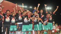 PSMS Juara Piala Kemerdekaan 2015 usai menumbangkan Persinga Ngawi dengan skor 2-1, pada Minggu (13/9) malam (Syaiful Arif/Liputan6.com)