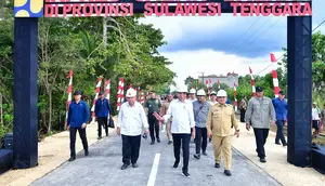 Presiden Joko Widodo atau Jokowi saat meresmikan pelaksanaan Instruksi Presiden (Inpres) Jalan Daerah di Kabupaten Muna Barat, Sulawesi Tenggara, Senin (13/5/2024). (Foto: Vico - Biro Pers Sekretariat Presiden).