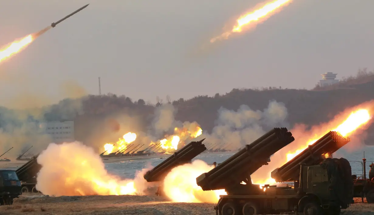 Foto yang dirilis kantor berita resmi Korea Utara (KCNA) pada Jumat (25/3) menunjukkan sejumlah artileri menembakkan rudal selama latihan militer di sepanjang garis pantai di lokasi yang tidak diketahui, Korea Utara (25/3/2016). (Reuters/KCNA)