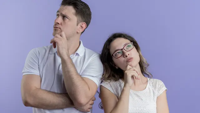 Sepasang kekasih sedang berpikir dengan memegang dagu (Foto Dok: Freepik/stockking)