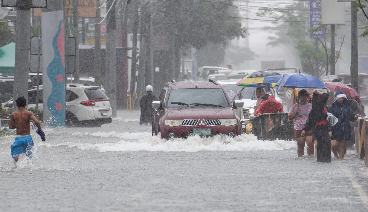 Sekolah dan kantor pemerintah di Manila dan sekitarnya tutup sementara setelah hujan yang mengguyur semalaman membuat Sungai Marikina meluap pada Selasa (22/7/2025). (Ted ALJIBE/AFP)