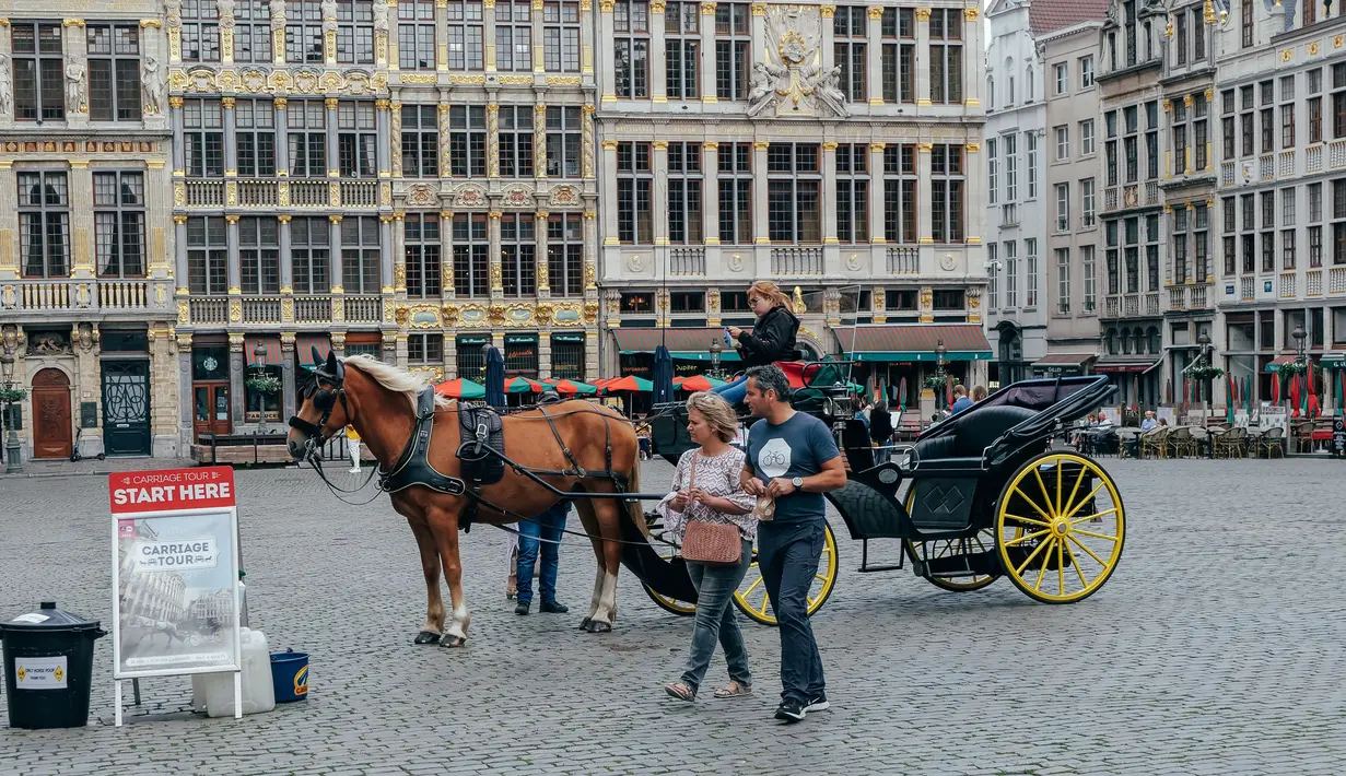 Wisatawan mengunjungi Grand Place di Brussel, Belgia, pada 28 Juni 2020. (Xinhua/Zhang Cheng)