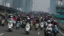 Ribuan komunitas Vespa melakukan konvoi bersama di kawasan TB Simatupang, Jakarta, Minggu (28/4/2019). Kegiatan konvoi sepeda motor keliling Jakarta tersebut untuk merayakan ulang tahun ke-73 komunitas Vespa bertajuk "Vespa Still Fun n Running". (Liputan6.com/Angga Yuniar)