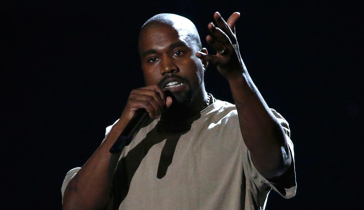 Penyanyi rap Kanye West saat berpidato di ajang penghargaan MTV Video Music Awards 2015, Los Angeles, Minggu (30/8). Pada kesempatan itu, suami dari Kim Kardashian tersebut memastikan diri bakal menjadi calon presiden AS tahun 2020.(REUTERS/Mario Anzuoni)