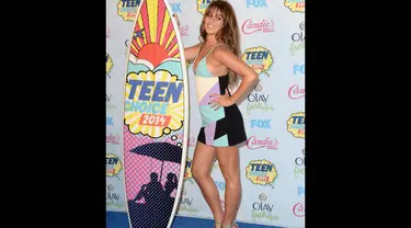 Aktris Lea Michele mencuri perhatian awak media dan para hadirin di ajang Teen Choice Awards 2014, Los Angeles, Minggu (10/8/14). (Jason Merritt/Getty Images/AFP)